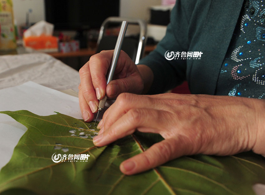 Creating a big world through leaf carving 
