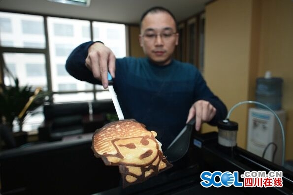Man in Chengdu makes pancakes with 3D printer
