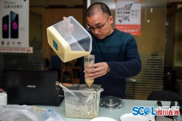 Man in Chengdu makes pancakes with 3D printer
