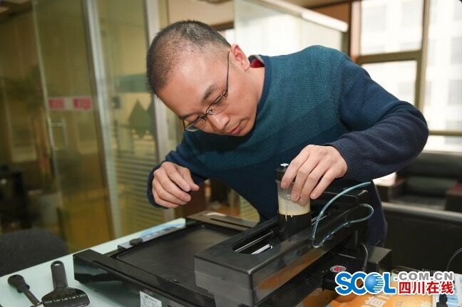 Man in Chengdu makes pancakes with 3D printer

