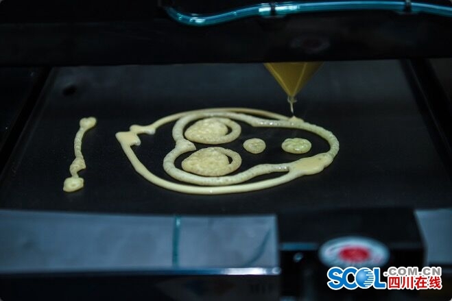 Man in Chengdu makes pancakes with 3D printer
