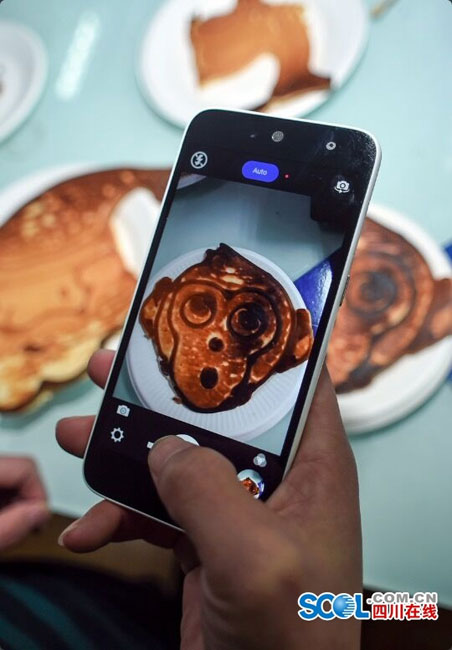 Man in Chengdu makes pancakes with 3D printer
