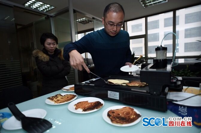 Man in Chengdu makes pancakes with 3D printer
