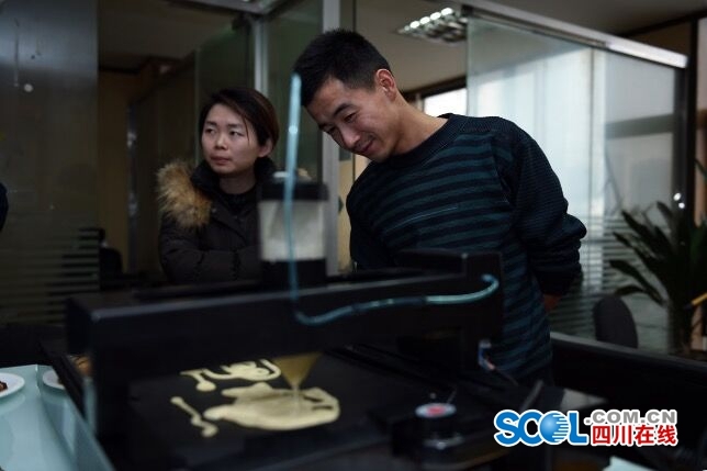Man in Chengdu makes pancakes with 3D printer
