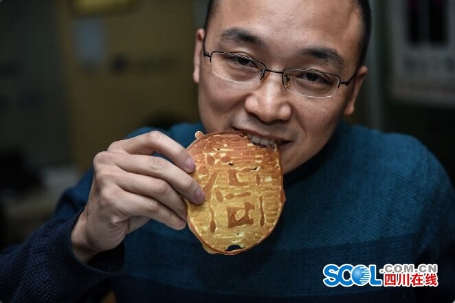 Man in Chengdu makes pancakes with 3D printer
