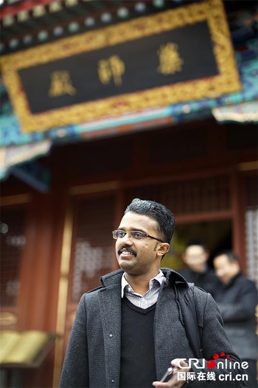 An Indian man who is fond of traditional Chinese medicine and Zen culture