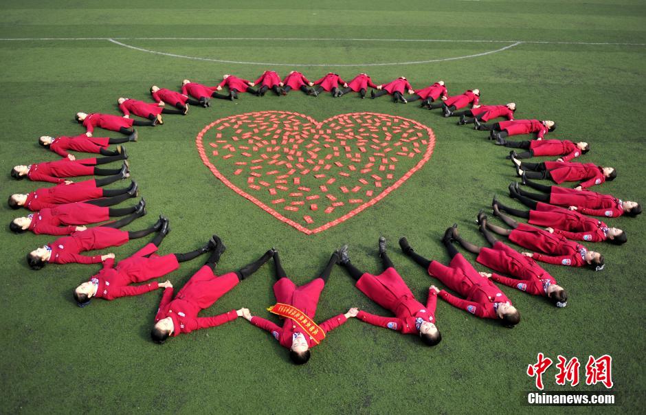 1 million yuan worth of red envelopes distributed to students in Chengdu
