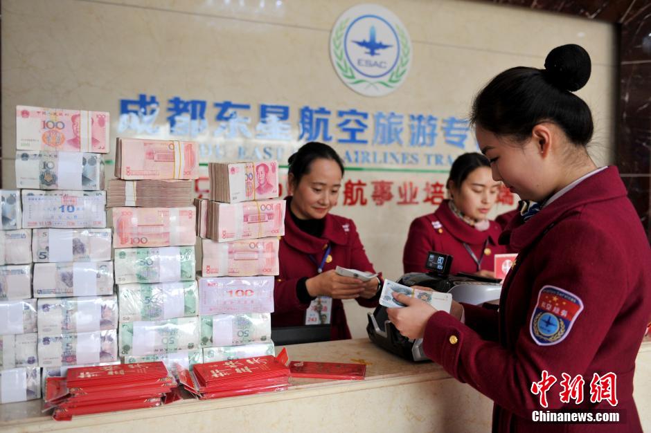 1 million yuan worth of red envelopes distributed to students in Chengdu
