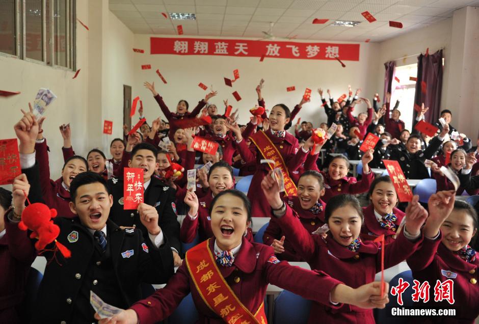 1 million yuan worth of red envelopes distributed to students in Chengdu
