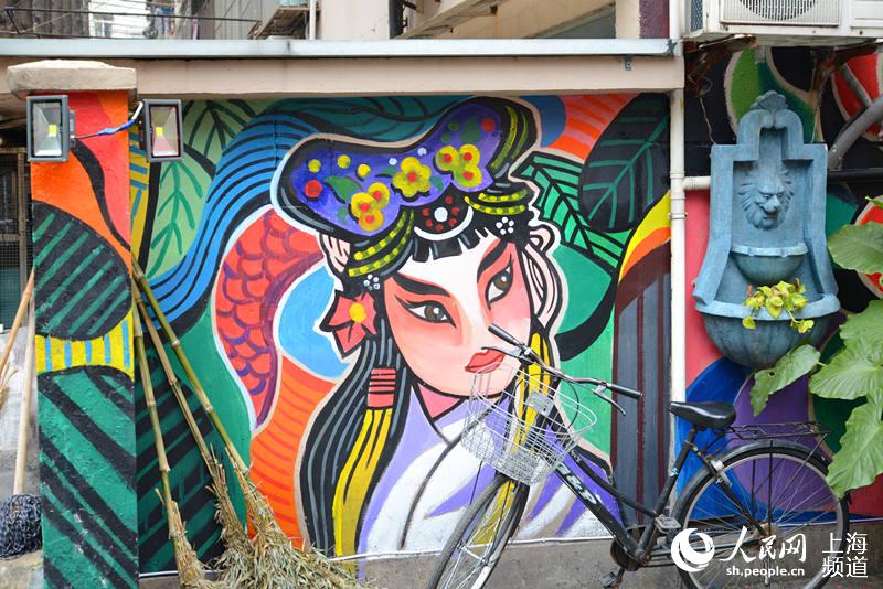 Chinese style graffiti shine in Shanghai
