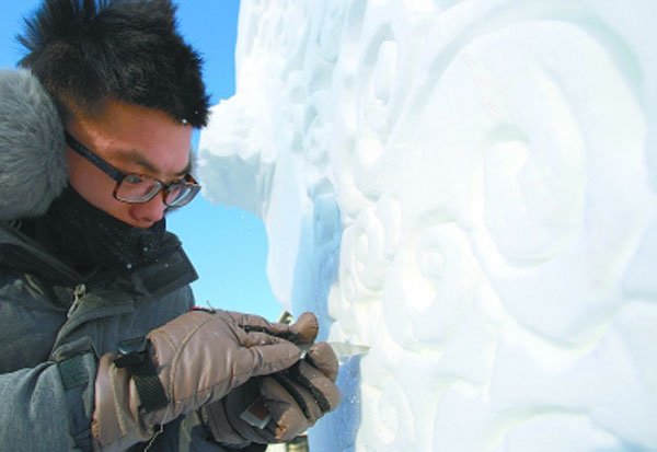 Art of snow sculpture brightens people's life in Harbin
