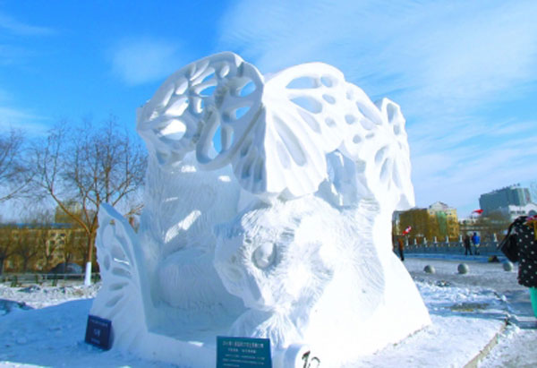 Art of snow sculpture brightens people's life in Harbin
