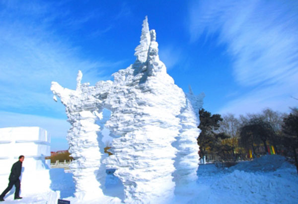 Art of snow sculpture brightens people's life in Harbin
