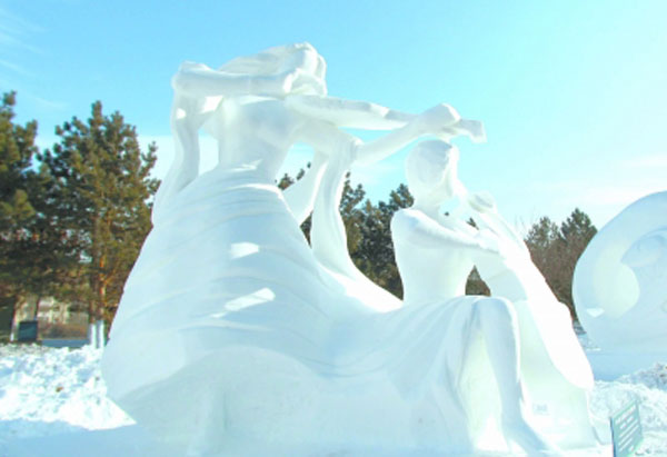 Art of snow sculpture brightens people's life in Harbin
