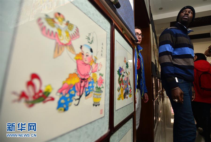 American students fascinated by Yangliuqing New Year paintings