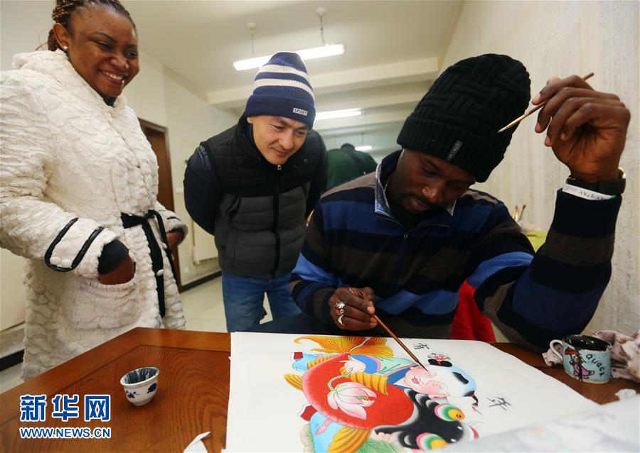 American students fascinated by Yangliuqing New Year paintings