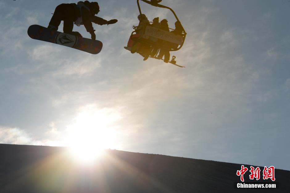 Contestants show fantastic snowboarding skills in Beijing