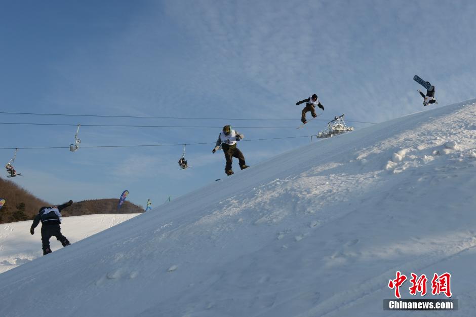 Contestants show fantastic snowboarding skills in Beijing