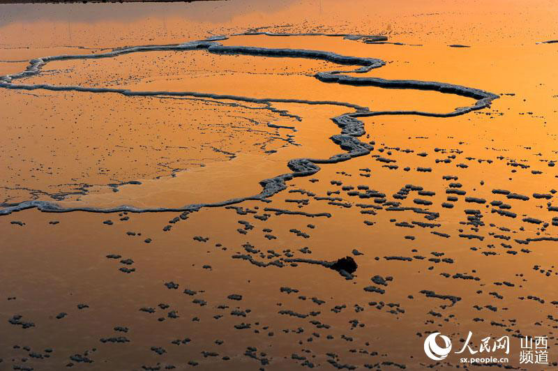 Beauty of nature: winter scenery of salt pond in Shanxi
