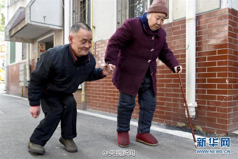 Yu Zhongjie and his step mother. (Photo/Xinhua)