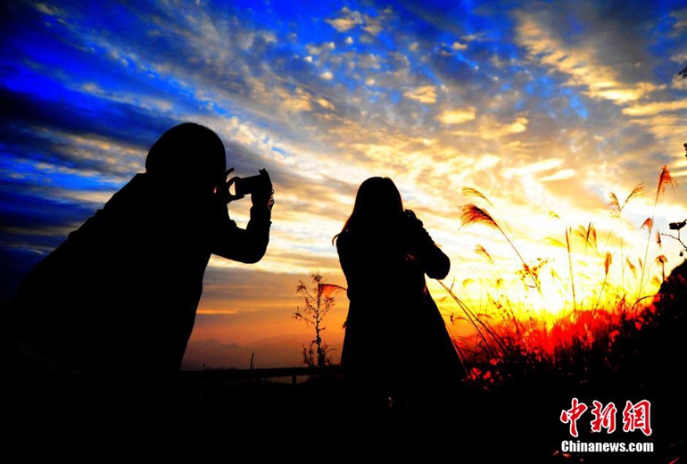 Amazing sunrise and sunset glows across China
