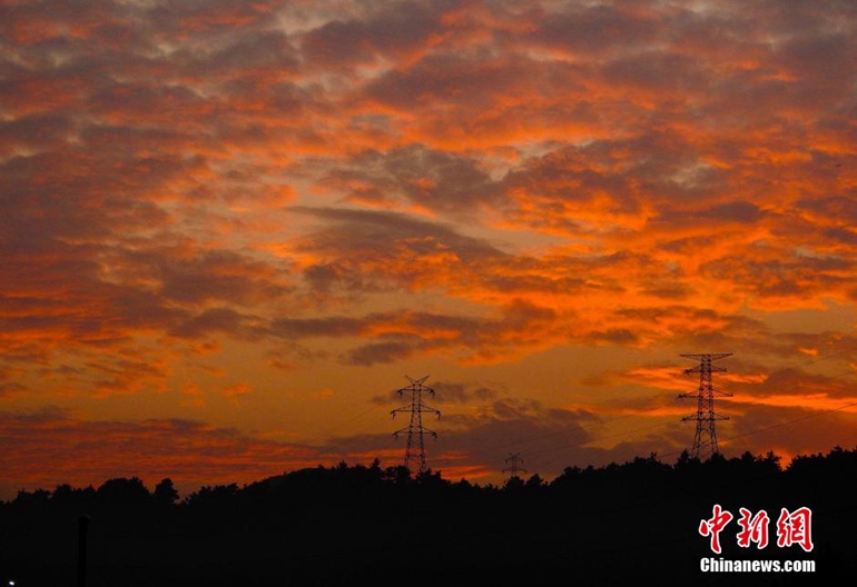 Amazing sunrise and sunset glows across China
