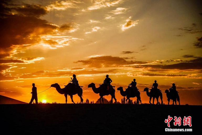 Amazing sunrise and sunset glows across China
