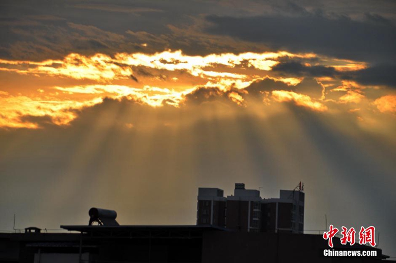 Amazing sunrise and sunset glows across China
