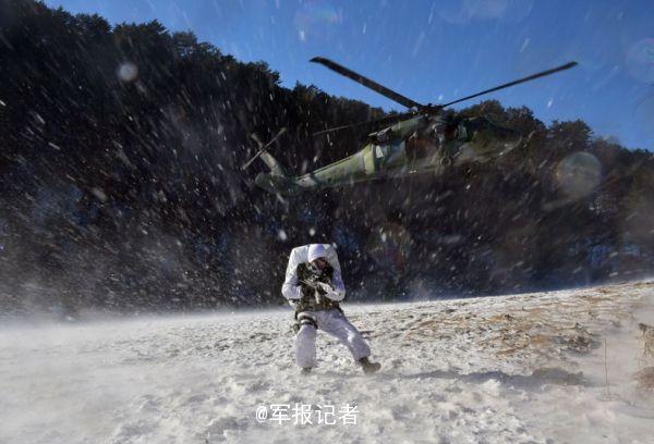 South Korean special forces soldiers challenge severe cold