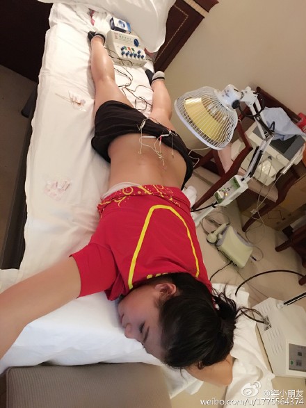 To sleep better at night, diving athlete receives acupuncture treatment 