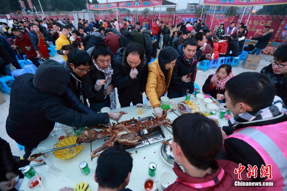 New Guinness World Record: Four Thousand People Share Roasted Lamb