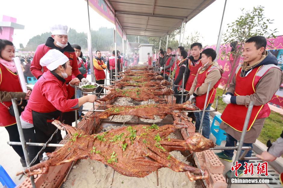 New Guinness World Record: Four Thousand People Share Roasted Lamb