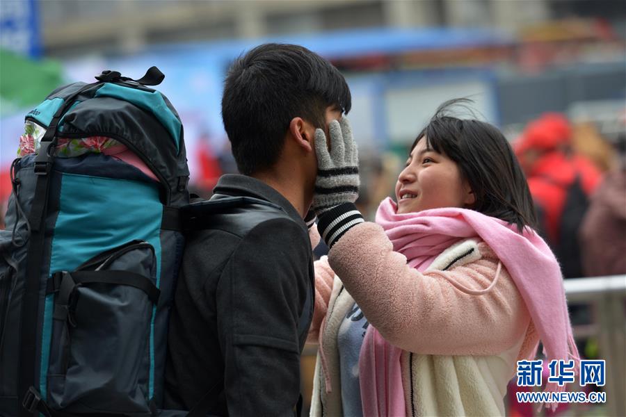 Expressions on the first day of Spring Festival travel rush in 2016