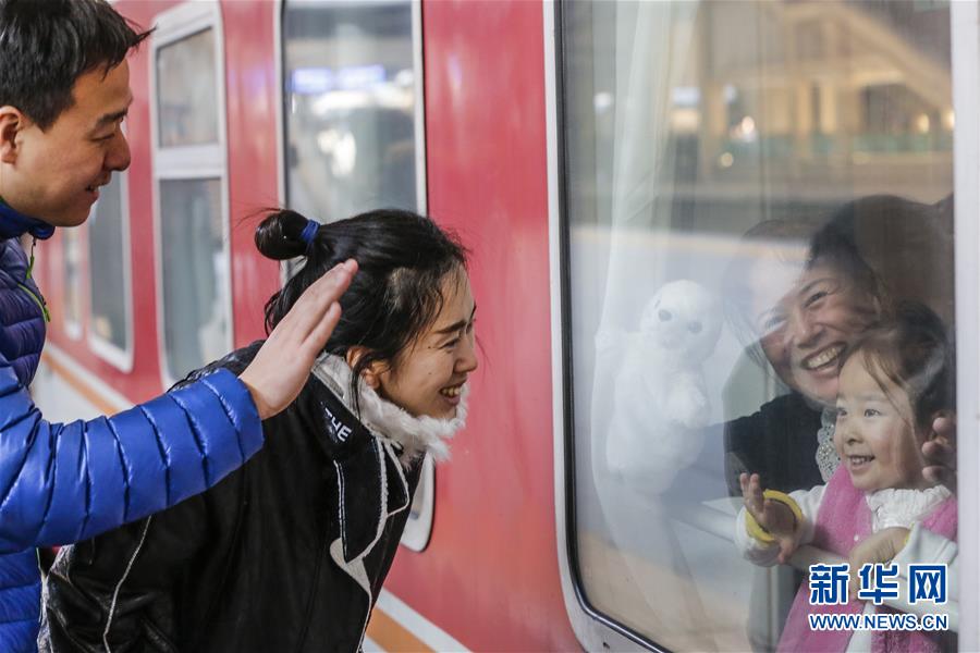 Expressions on the first day of Spring Festival travel rush in 2016