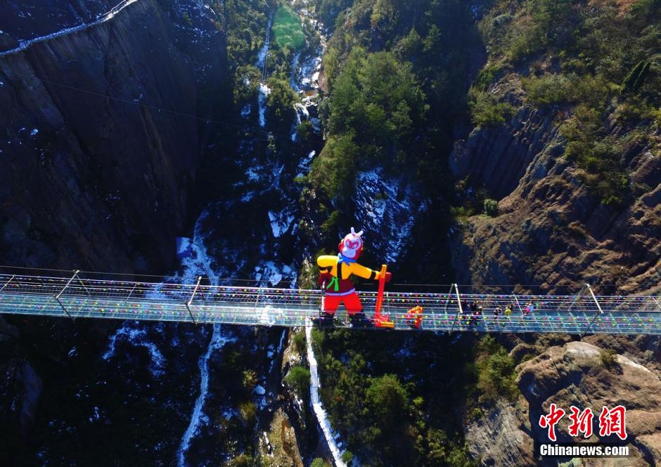Giant 'Monkey King' appears on glass skywalk in C China