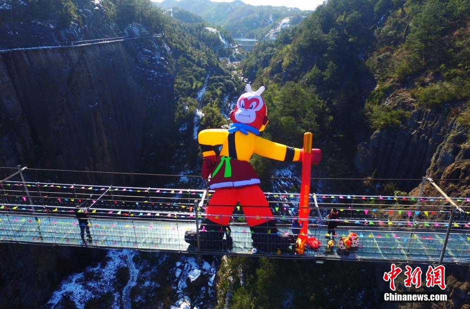 Giant 'Monkey King' appears on glass skywalk in C China