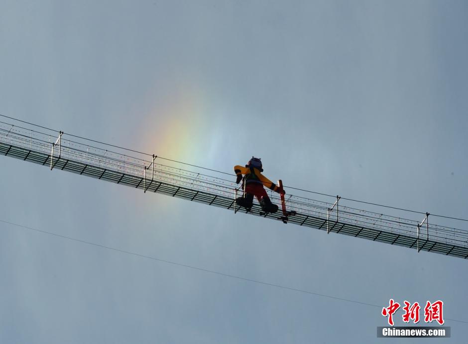 Giant 'Monkey King' appears on glass skywalk in C China