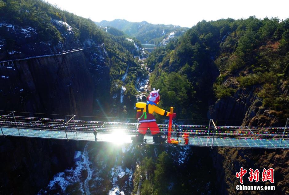 Giant 'Monkey King' appears on glass skywalk in C China