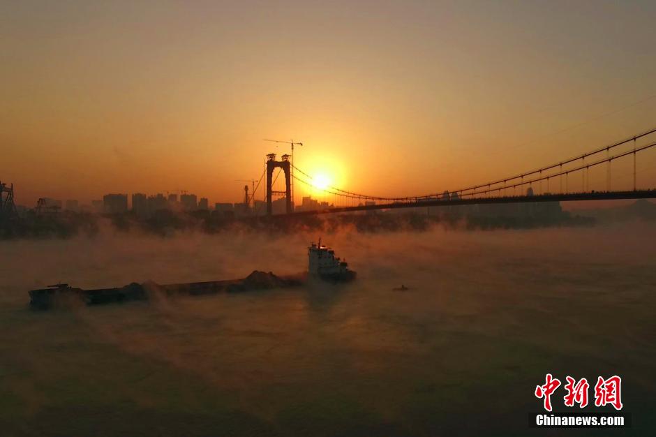 Mist appears on Yangtze River in C China