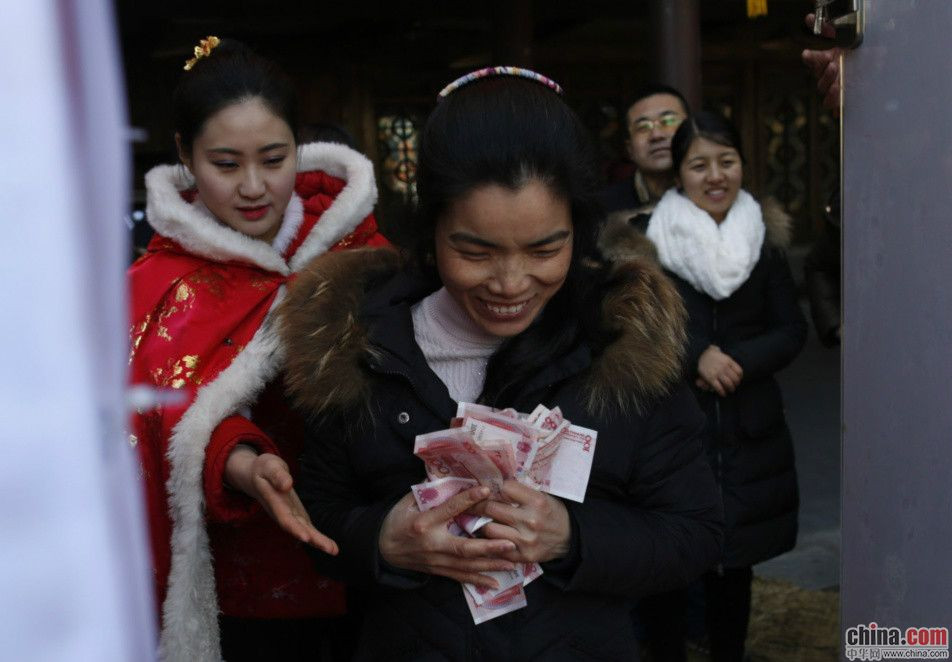 Lucky travelers offered chance to catch money