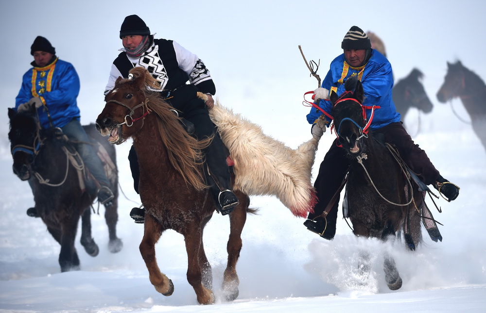 Herdsmen in Xinjiang take part in folk activities in winter 