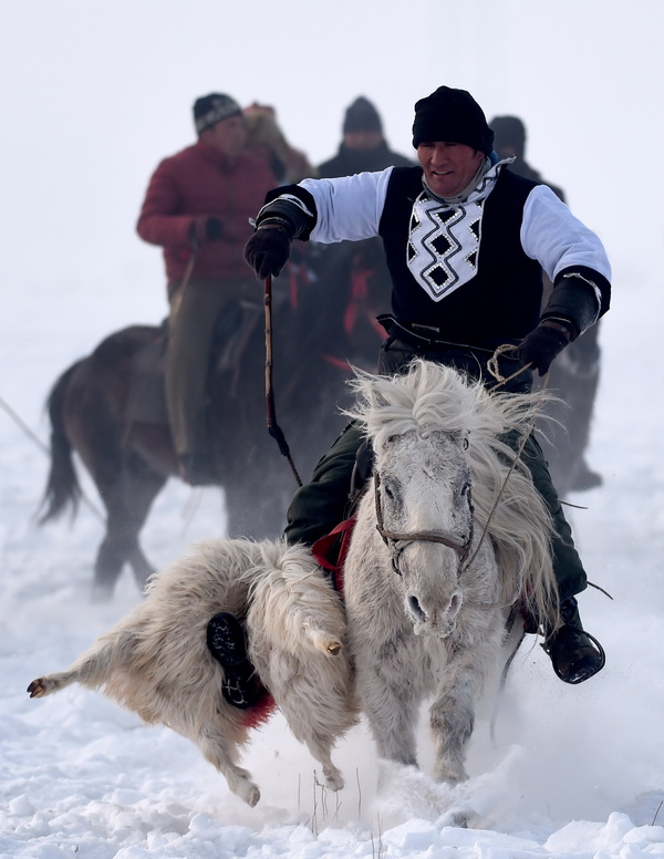 Herdsmen in Xinjiang take part in folk activities in winter 