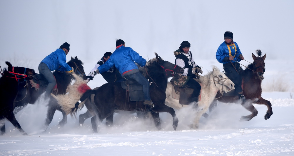 Herdsmen in Xinjiang take part in folk activities in winter 