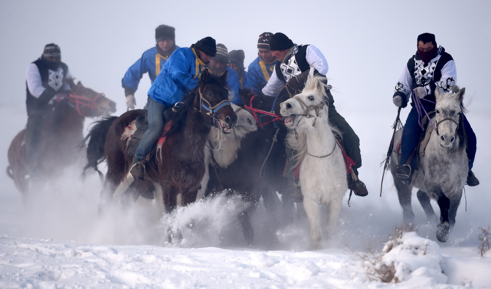 Herdsmen in Xinjiang take part in folk activities in winter 
