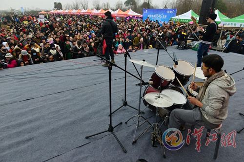 Over 20,000 citizens go to a motorcycle rock concert