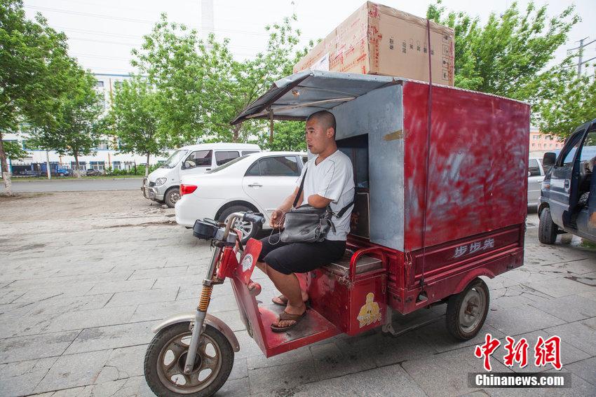 Courier with one arm: Do not let a setback beat you