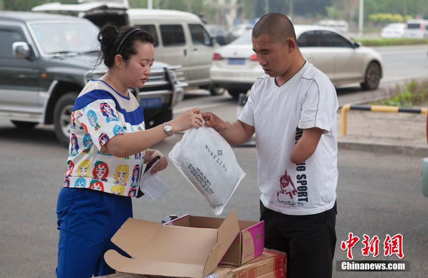 Courier with one arm: Do not let a setback beat you