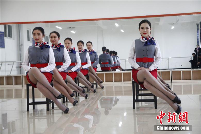 Future stewardesses take 'acrobatic' training 