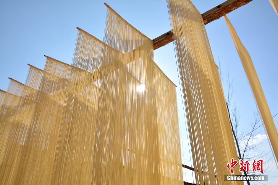 Hollow fine dried noodles craft with history of 100 years