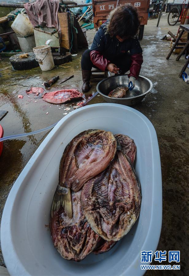 Villagers in E China make traditional food for Spring Festival